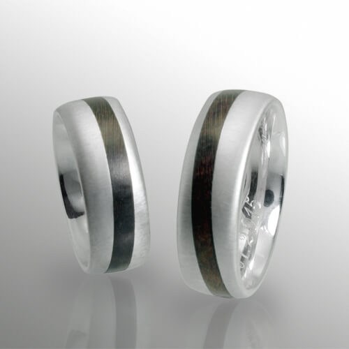 Ringe in Silber 7 mm Breite mit Zwetschgenholz geschwungen 