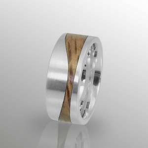 Ring Silber mit gewellter Holzeinlage in Steineiche, Ringbeite 8,7mm