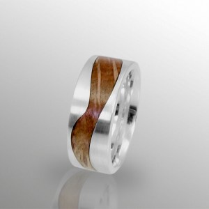 Ring Silber mit gewellter Holzeinlage in Steineiche, Ringbeite 8,7mm