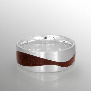 Ring  Silber in 8,5 mm Breite, mit gewellter Holzeinlage in Zwetschge