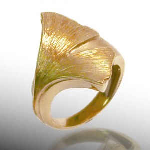 Ring mit großem Ginkgoblatt in 585 Gelbgold